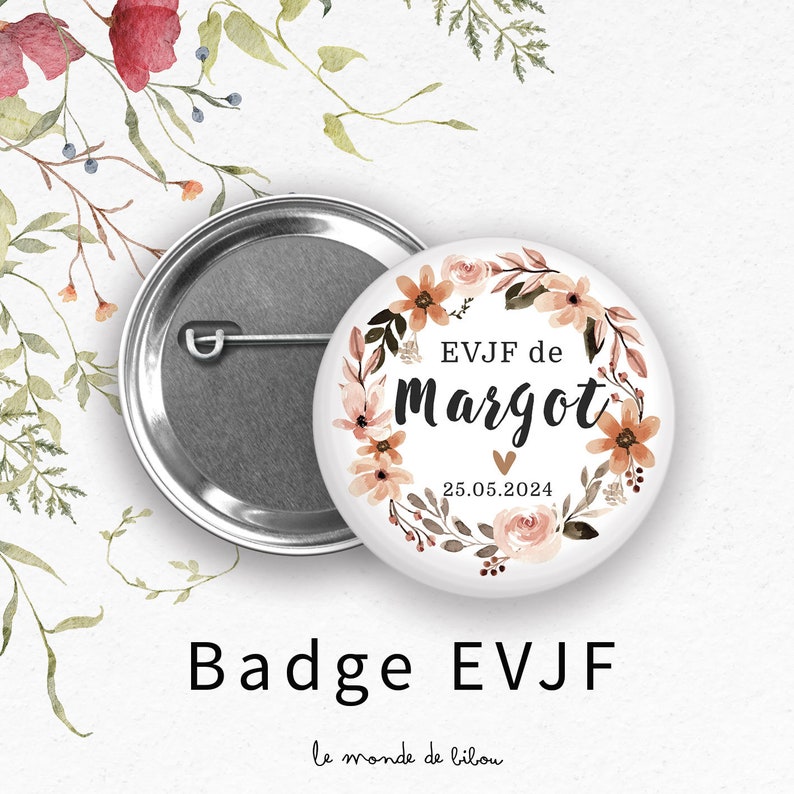 Op de afbeelding: Een witte button met een bloemenkransontwerp in perzik- en bruintinten. De button heeft de tekst "EVJF de Margot" en de datum "25.05.2024". De woorden "Badge EVJF" staan onderaan.