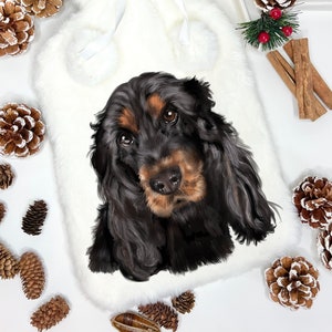 Puede incluir: Botella de agua caliente de piel sintética blanca con una ilustración de un perro cocker spaniel negro y marrón.