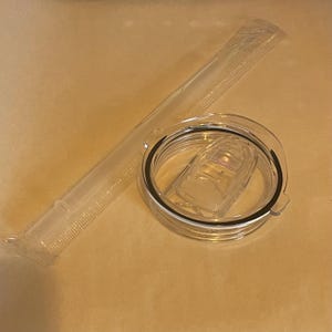 Puede incluir: Una tapa de pl&aacute;stico transparente con un sello de goma negro y una pajita de pl&aacute;stico transparente. La tapa est&aacute; dise&ntilde;ada para un vaso o taza.