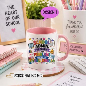 Puede incluir: Una taza de cerámica blanca con interior y asa de color rosa, que presenta un gráfico colorido con el texto I'M SCHOOL ADMIN OF COURSE I FIX PROBLEMS BEFORE THE BELL RINGS, rodeado de ilustraciones de un portapapeles, una campana, libros y bolígrafos.
