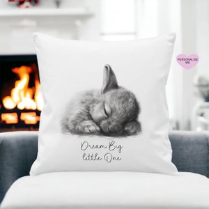 Cojín de conejito durmiente, regalo de cojín personalizado, regalo de nuevo bebé, regalo para nieta, cojín de conejo de lujo