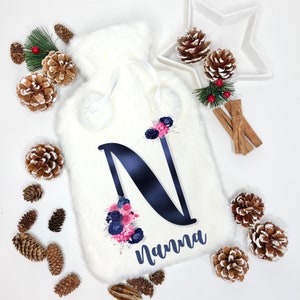 Presente Nana, garrafa de água quente, garrafa de água quente fofa, garrafa de água quente personalizada, garrafa de água quente com letras florais, babá, presente para mamãe