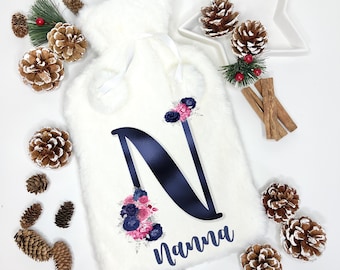 Nana Geschenk, Wärmflasche, Flauschige Wärmflasche, personalisierte Wärmflasche, Floral Letter Wärmflasche, Nanny, Geschenk für Mama