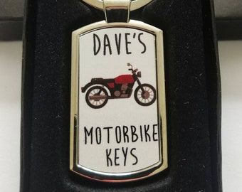 Llavero personalizado para moto, se puede añadir cualquier nombre, nuevo, en caja, ideal para regalo.