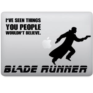 Puede incluir: Una calcomanía de vinilo negro con la silueta de una figura corriendo con una pistola. El texto "I'VE SEEN THINGS YOU PEOPLE WOULDN'T BELIEVE." y "BLADE RUNNER" también están incluidos. La calcomanía está sobre una superficie gris claro.
