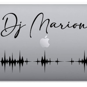 Könnte beinhalten: Ein grauer Laptop mit einer schwarzen Grafik. Die Grafik enthält den Text "Dj Marion" in einer Schreibschrift über einem schwarzen Schallwellenmuster. Ein Apple-Logo ist sichtbar.
