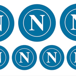 Può includere: Otto emblemi circolari blu con una lettera 'N' bianca all'interno di un cerchio bianco. Tre emblemi sono più grandi, cinque più piccoli. Il design è semplice e pulito.