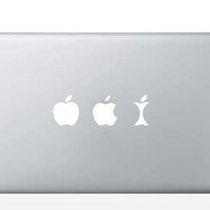 Può includere: Un laptop argentato con tre loghi Apple bianchi. Il primo logo è una mela intera, il secondo logo è una mela mangiata a metà e il terzo logo è una mela con solo il gambo e un piccolo pezzo di mela rimanente.