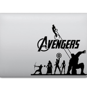 Puede incluir: Pegatina en silueta negra y blanca de los personajes de los Vengadores, incluyendo Iron Man, Thor, Capitán América, Hulk, Ojo de Halcón y Viuda Negra. La pegatina presenta el texto "The Avengers" en un círculo.