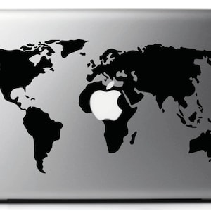 Puede incluir: Un portátil plateado con una pegatina de mapa del mundo negro en la tapa. El logotipo de Apple es visible en el centro del mapa.
