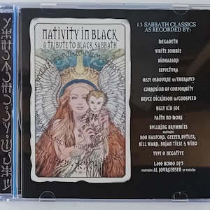 Puede incluir: Caja de CD para "Nativity in Black: A Tribute to Black Sabbath". La portada presenta una ilustración de una mujer sosteniendo a un niño, con alas de ángel y texto. La parte posterior enumera los artistas que versionan los clásicos de Sabbath.