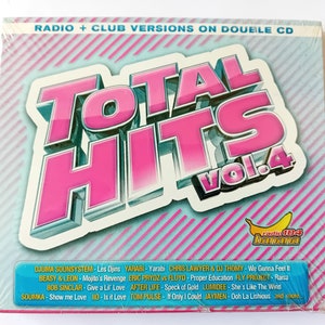 Op de afbeelding: Een roze en witte CD-doos met de titel "Total Hits Vol. 4" in grote roze letters. De doos bevat een lijst met artiesten en nummers, waaronder DJUMA SOUNSYSTEM, YARABI, CHRIS LAWYER & DJ THOMY, BEASY & LEON, ERIC PRYDZ vs FLOYD, FLY PROJECT, BOB SINCLAR, AFTER LIFE, LUMIDEE, SOUMKA, 110, TOM PULSE en JAYMEN.