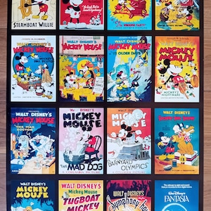 Op de afbeelding: Een vintage poster met een verzameling Mickey Mouse-tekenfilmtitels van Walt Disney. De poster is verdeeld in negen vierkanten, elk met een andere Mickey Mouse-tekenfilmtitel. De titels zijn "Steamboat Willie", "Wild Waves", "The Whoopee Party", "Mickey's Pal Pluto", "Mickey Mouse in Ye Olden Days", "Mickey's Nightmare", "The Mad Doctor", "The Mad Dog", "Barnyard Olympics", "Tugboat Mickey", "Symphony Hour" en "Fantasia".