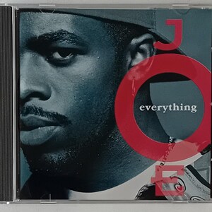 Puede incluir: Una caja de CD con una foto en blanco y negro de la cara de un hombre. El fondo es rojo con un círculo blanco grande que dice "everything" en texto negro. El título "Joe" está en texto blanco sobre fondo rojo.