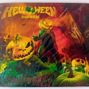 Könnte beinhalten: Ein Vintage-Vinyl-Albumcover mit der Heavy-Metal-Band Helloween. Das Cover zeigt eine Figur mit einem Kürbis-Kopf in einer dunklen, apokalyptischen Umgebung mit einer roten Flagge und anderen Kürbissen. Der Albumtitel "Straight Out Of Hell" ist in Weiß auf schwarzem Hintergrund gedruckt.