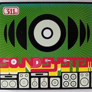 Peut inclure: Pochette d'album carrée avec un fond vert et un grand motif de haut-parleur noir et blanc. Le mot "SOUNDSYSTEM" est en lettres rouges et jaunes. Le numéro "311" est dans un cercle rouge en haut à gauche.