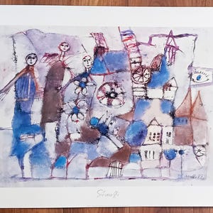 Könnte beinhalten: Ein farbenfrohes abstraktes Gemälde im skurrilen Stil. Das Gemälde zeigt Figuren, Gebäude und Blumen in Blautönen, Braun- und Rosatönen. Der Text "Staufi" ist unten auf dem Gemälde geschrieben.