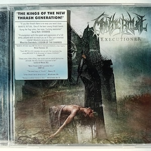Könnte beinhalten: Ein CD-Cover für das Album "Executioner" der Thrash-Metal-Band Mantic Ritual. Das Cover zeigt eine dunkle, gotische Szene mit einer Kirche im Hintergrund und einer Figur, die im Vordergrund auf dem Boden liegt. Der Name der Band und der Albumtitel sind in weißer Schrift auf schwarzem Hintergrund gedruckt.