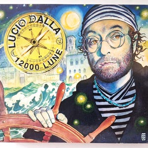 Op de afbeelding: Een vierkante albumhoes met een kleurrijke illustratie van een persoon met baard, een ronde bril en een gestreepte muts, die een houten scheepsroer vasthoudt. Een gele kompasafbeelding is voorzien van de tekst Lucio Dalla 12000 Lune.