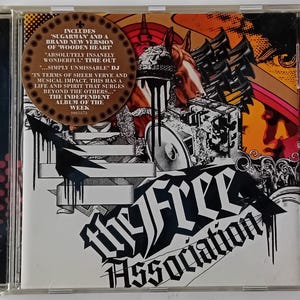 Peut inclure: Pochette de CD pour l'album "The Free Association" avec un design graphique noir et blanc représentant une tête de cheval, un haut-parleur et le titre de l'album en lettres noires grasses.