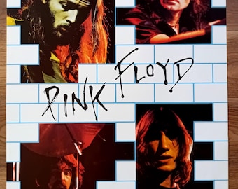 Może przedstawiać: Plakat Pink Floyd z czterema portretami członków zespołu na tle białej ściany z cegieł. Nazwa zespołu jest odręcznie napisana czarnym kolorem na obrazie. Portrety są w odcieniach czerwieni, pomarańczy i czerni.