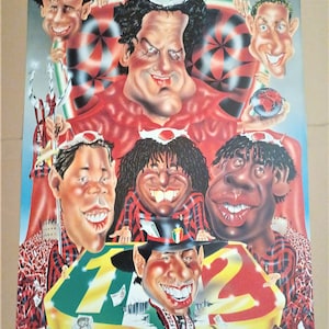 Pode incluir: Uma ilustração de desenho animado de um grupo de homens vestindo camisas de futebol vermelhas e pretas. Os homens são retratados em um estilo de caricatura com traços exagerados. A imagem inclui os números 1, 2 e 3. O fundo apresenta uma multidão de pessoas vestindo vermelho e preto.