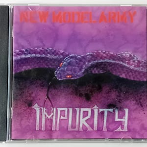 Può includere: Una custodia per CD viola con un serpente sul davanti. Il serpente è viola e nero con occhi rossi. Il testo "NEW MODEL ARMY" è in lettere rosse nella parte superiore della custodia. Il testo "IMPURITY" è in lettere bianche nella parte inferiore della custodia.
