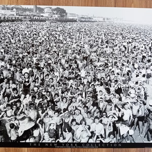 Escena de multitud en Coney Island durante una ola de calor en julio de 1940 Póster original de los años 90