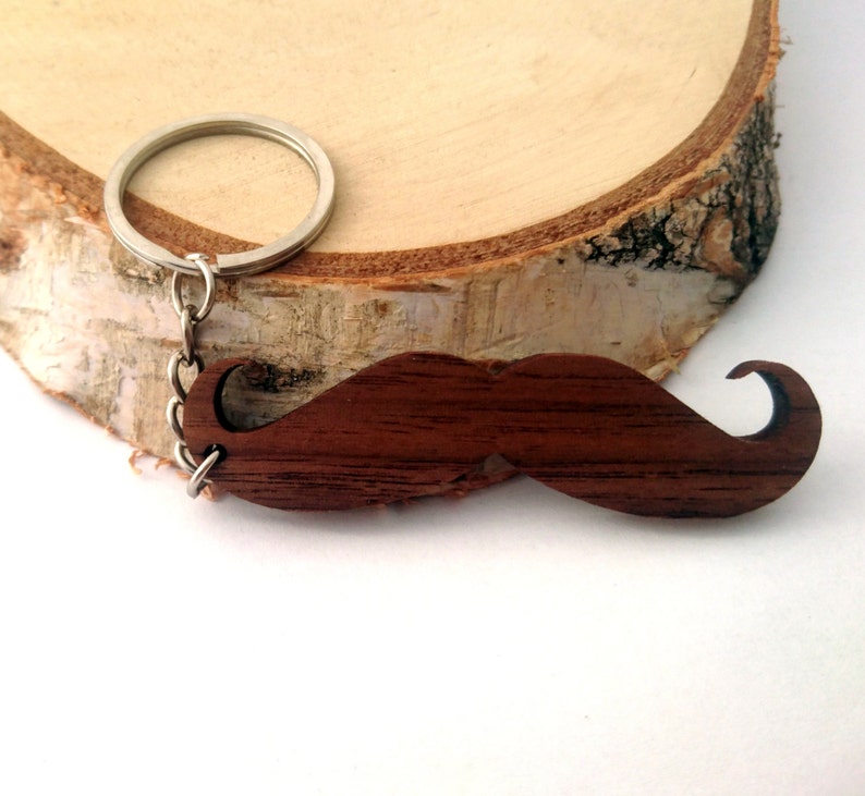 Porte-clés moustache en bois, porte-clés en bois pour homme, porte-clés cool, porte-clés cadeau en bois, matériaux verts respectueux de l'environnement image 1