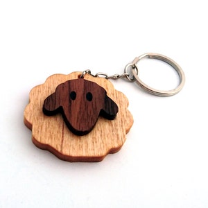 Llavero de madera con forma de oveja, madera de nogal, madera de abedul, llavero de animales, materiales ecológicos y respetuosos con el medio ambiente.