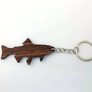 Forelle aus Holz Schlüsselanhänger, Fisch Schlüsselanhänger, Holzfisch, Walnussholz, freundliche grüne Materialien