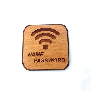 Könnte beinhalten: Ein Holzschild mit einem WLAN-Symbol und den Worten "NAME PASSWORD" eingraviert.