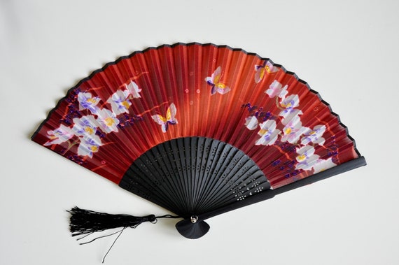 red hand fan