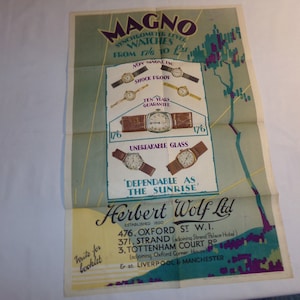 Puede incluir: Un póster vintage que anuncia los relojes Magno Synchrometer Level. El póster presenta una serie de relojes con diversas características, incluyendo no magnético, a prueba de golpes, garantía de diez años y cristal irrompible. El póster también incluye el texto 'Dependable as the Sunrise' y el nombre de la empresa, Herbert Wolf Ltd. El póster está impreso en un fondo azul claro con un diseño verde y morado.