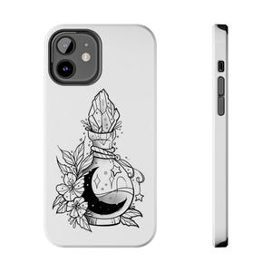 Op de afbeelding: Een set van drie keramische mokken met een gespikkelde, crèmekleurige glazuur. Elke mok heeft een ander handgeschilderd ontwerp: een blauw en groen blad, een gele en oranje bloem en een rode en roze bes. De mokken hebben een eenvoudige, afgeronde vorm.