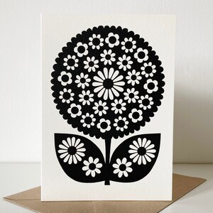 Carte de voeux fleur art folklorique rétro, imprimé floral monochrome des années 70, intérieur vierge, imprimé à la main, carte recyclée