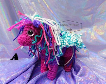 Peluche de pegaso de ganchillo: poni alado criado a mano