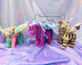 Peluche Pégase au crochet : poney ailé levé à la main
