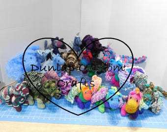 Peluche de dragones bebés hecho a mano con ganchillo. ¡Muchos colores disponibles!