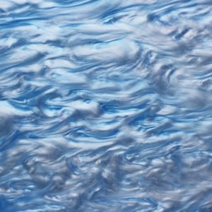 Può includere: Sfondo astratto di marmo blu e bianco con motivi a spirale.