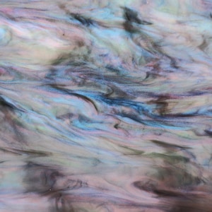 Op de afbeelding: Abstract swirlpatroon in tinten van blauw, roze en zwart. De kleuren zijn gemengd om een marmereffect te creëren.