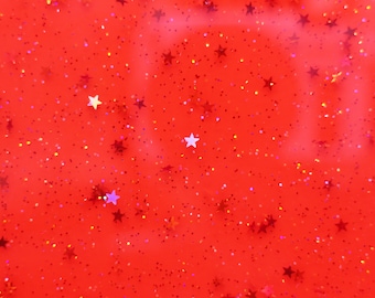 Puede incluir: Fondo rojo con un patrón disperso de pequeñas purpurinas plateadas y purpurinas blancas más grandes en forma de estrella.
