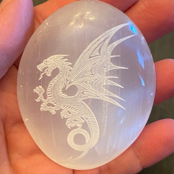 Selenit Palmstein Lasergravur Drachen - Kronenchakra - Reiki Energie - Gravierter Selenit