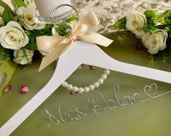 CUSTOM Wedding Hanger with Pearl.Personalized wedding Hanger,Bride's Gift,Bridesmaid Hangers,Custom Made Hanger,Mrs Hanger,Shower Gift