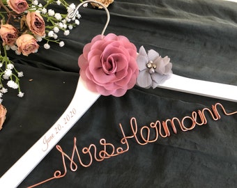 Rose/gold wire Personalized Bridal Hanger with flower,Customized Hanger, Wedding Gift, Wedding Hanger, Bridal shower Gift, Bridesmaid hanger