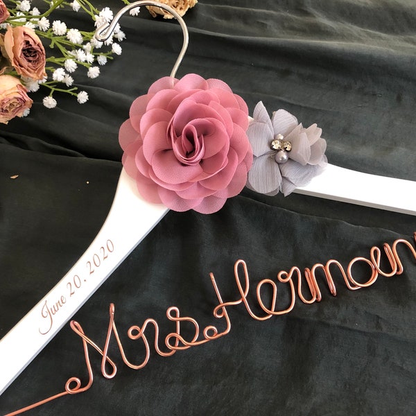 Rose/gold wire Personalized Bridal Hanger with flower,Customized Hanger, Wedding Gift, Wedding Hanger, Bridal shower Gift, Bridesmaid hanger