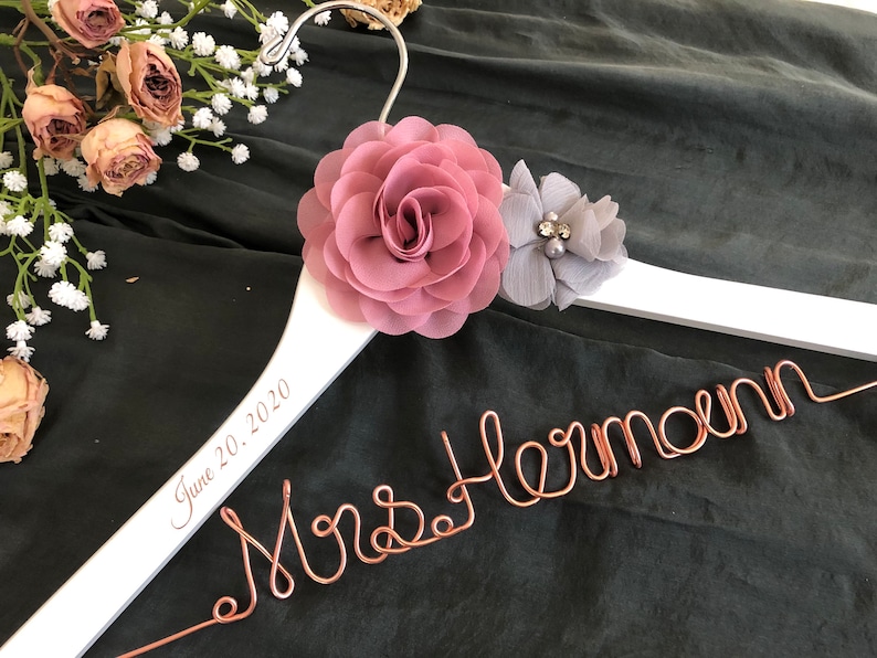 Rose/gold wire Personalized Bridal Hanger with flower,Customized Hanger, Wedding Gift, Wedding Hanger, Bridal shower Gift, Bridesmaid hanger 