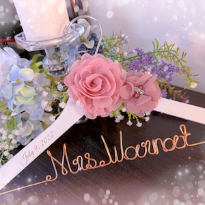 Percha de novia personalizada con flor en alambre rosa/dorado, percha personalizada, regalo de boda, percha de boda, regalo de despedida de soltera, percha de dama de honor