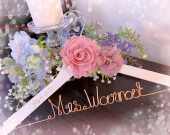Rose/gold wire Personalized Bridal Hanger with flower,Customized Hanger, Wedding Gift, Wedding Hanger, Bridal shower Gift, Bridesmaid hanger