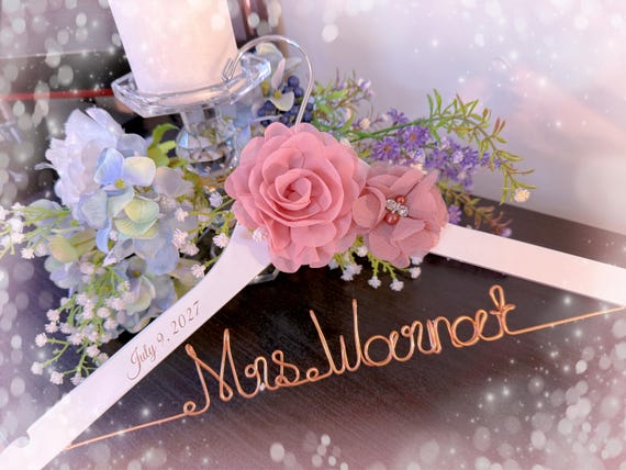 Rose/gold wire Personalized Bridal Hanger with flower,Customized Hanger, Wedding Gift, Wedding Hanger, Bridal shower Gift, Bridesmaid hanger